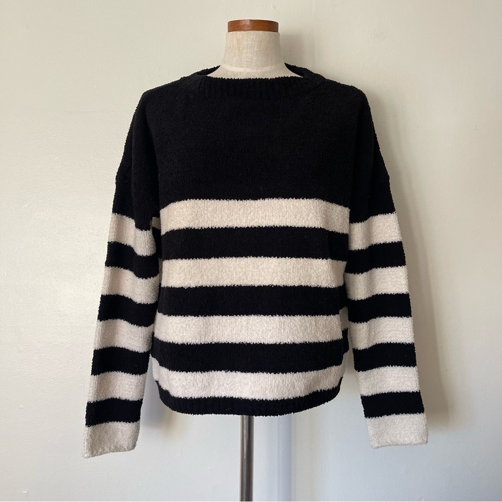 ATM striped black and white sweater pullover size medium preowned